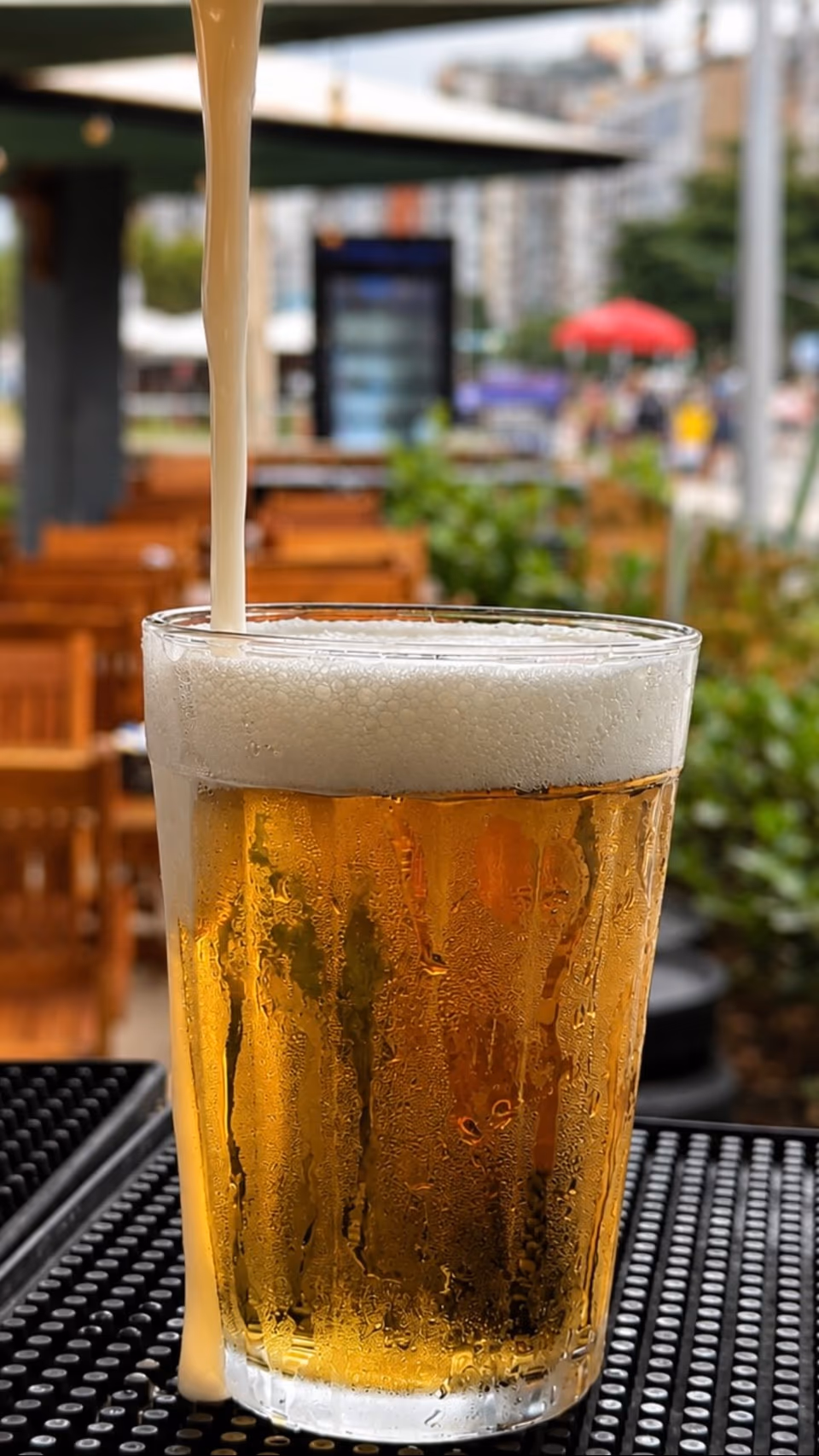 Cold draft beer served at Mar de Copa