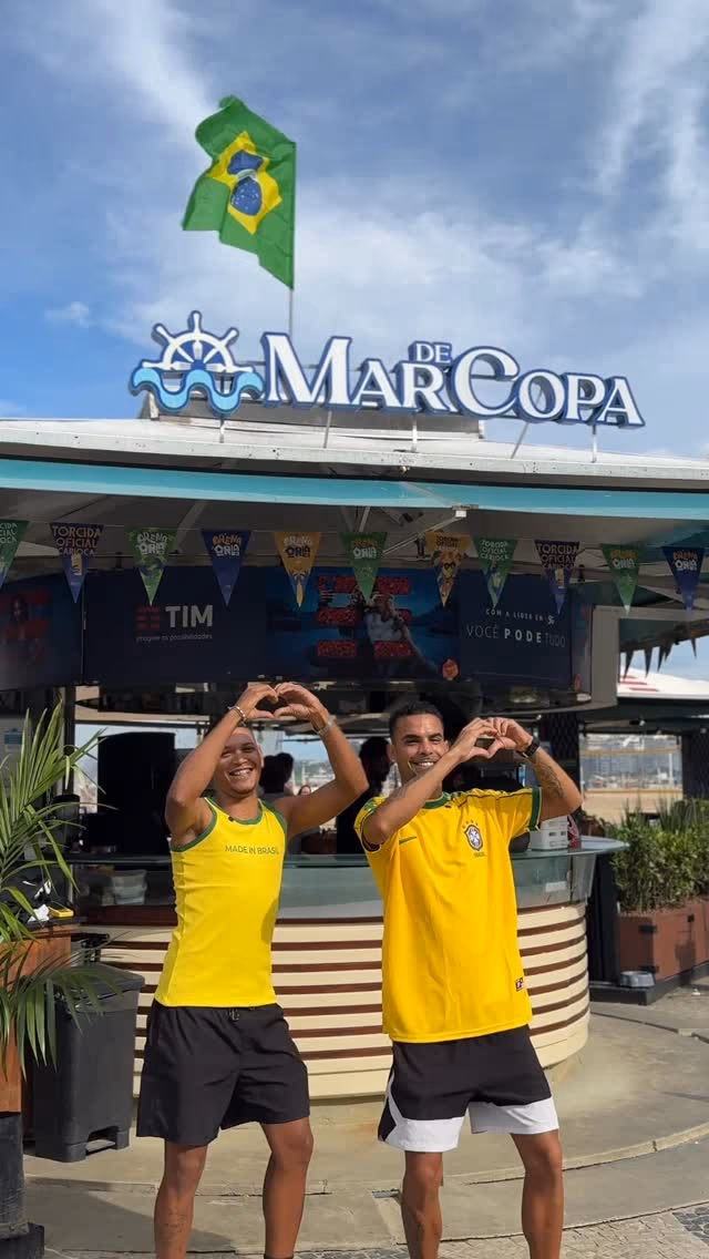 Equipe do Mar de Copa em frente ao quiosque